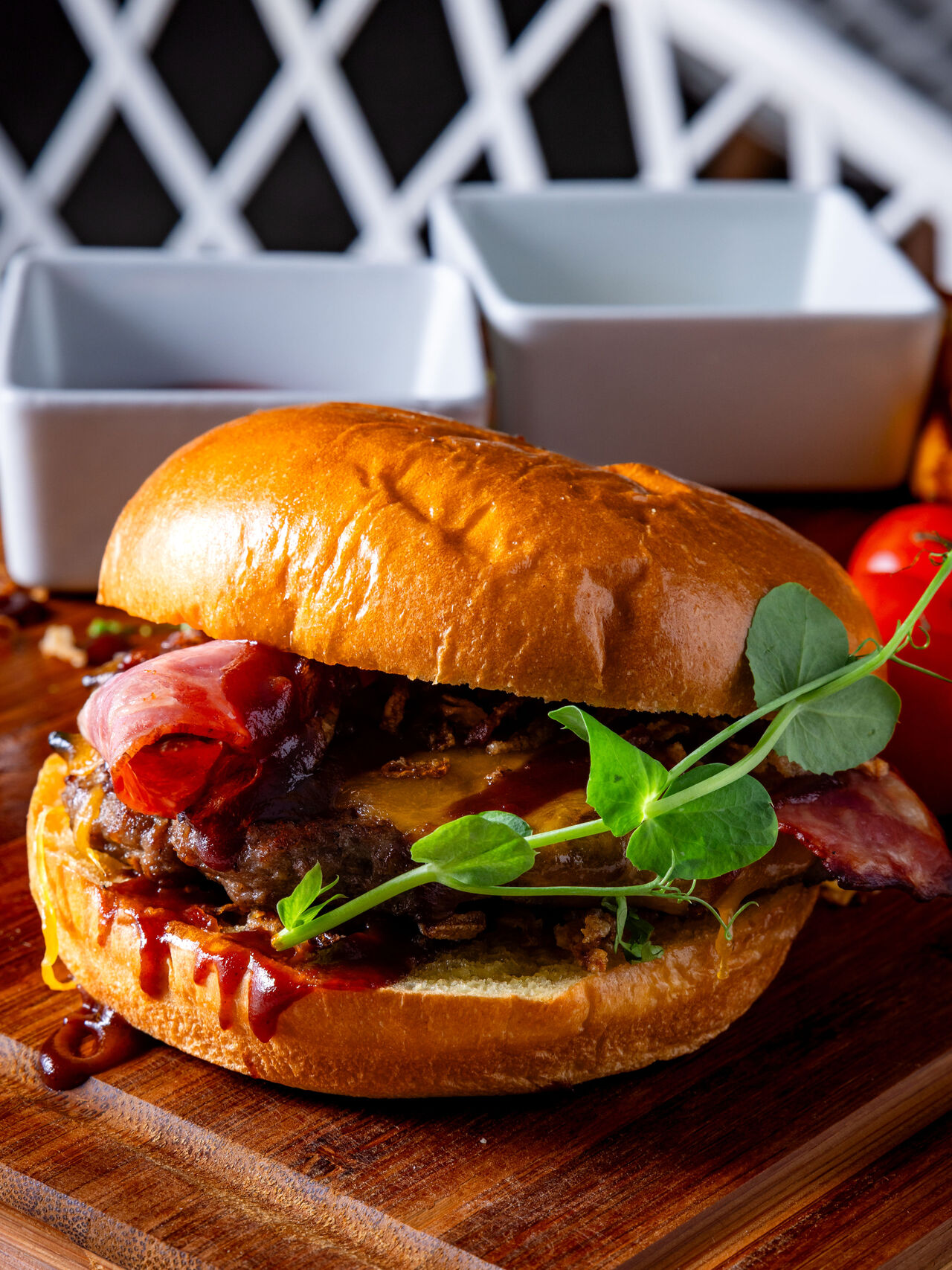 Hambúrguer com bacon e cheddar
